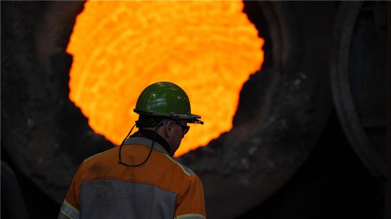 SPD: „Stahlgipfel“ wichtiges Signal, aber viel mehr nötig Branche in der Krise: Gestiegene Energiepreise, Billigimporte vor allem aus China, Kosten für den Umbau hin zu einer klimafreundlicheren Stahlproduktion sowie hohe US-Zölle bereiten der Stahlindustrie Probleme. (Archivbild)