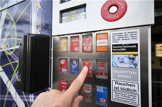 Branchenangaben zufolge werden in Deutschland circa 6 Prozent der Zigaretten über Automaten verkauft.