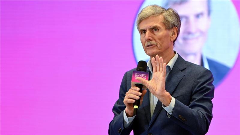 Prämie hebt Interesse an E-Autos stark und sorgt für Kritik Branchenexperte Ferdinand Dudenhöffer sieht die Prämie kritisch. (Archivbild)