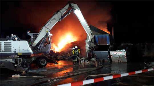 Brand auf dem Gelände eines Recyclingebetriebs. Beinahe täglich verzeichnet der Bundesverband der Deutschen Entsorgungswirtschaft solche Feuer. Ihre Anzahl steige bedrohlich, heißt es.