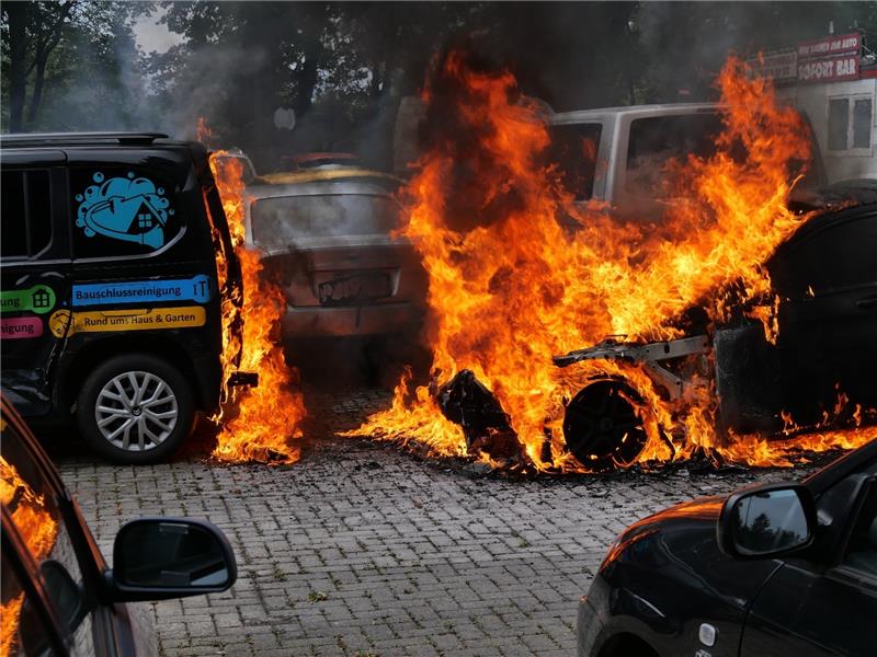Brand bei einem Autohändler am Ostbahnhof: Als die Feuerwehr am Freitagmittag eintrifft, greifen die Flammen des brennenden Autos schon auf ein weiteres Fahrzeug über. Foto: Feuerwehr
