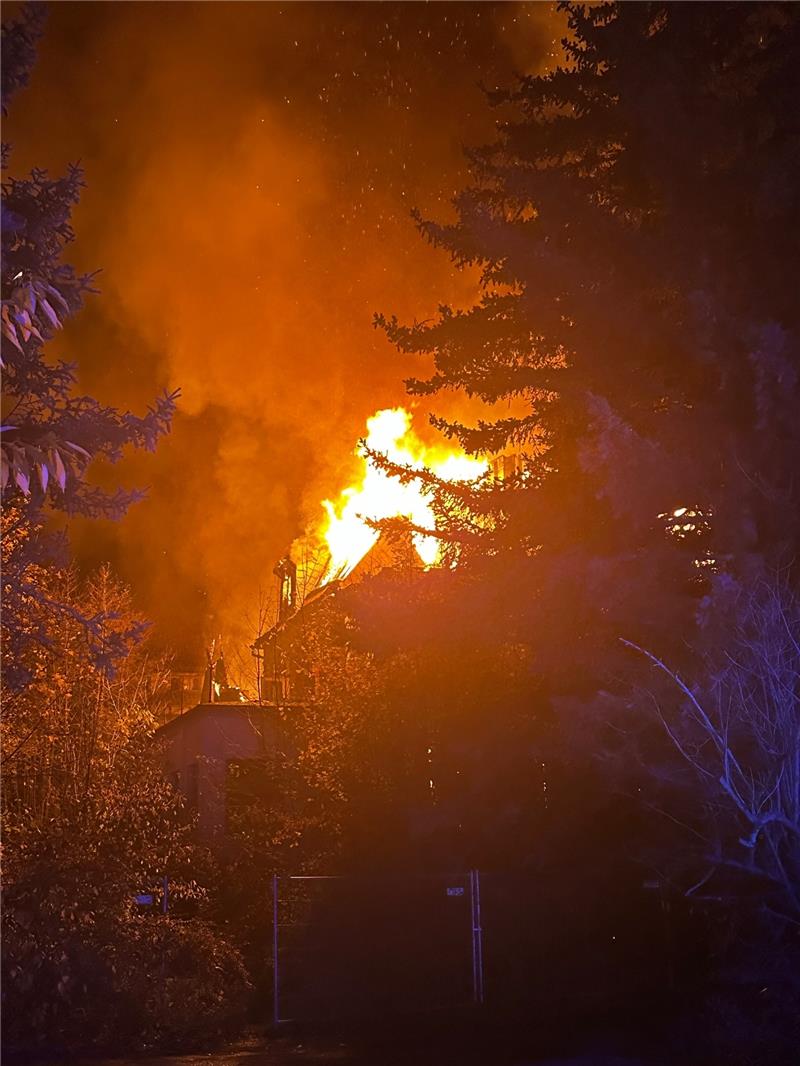 Polizei vermutet Brandstiftung: Drei Brände in Blankenburg im Harz Brand im Blankenburger Ortsteil Ösig. Hier stand ein leerstehendes ehemaliges Verwaltungsgebäude der Teufelsbadkliniken in Vollbrand. Foto: Polizeirevier Harz