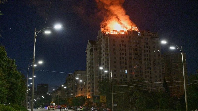 Russischer Raketenhagel auf Kiew - viele Tote und Verletzte Brand in einem Kiewer Wohnhaus nach einem russischen Raketenangriff.