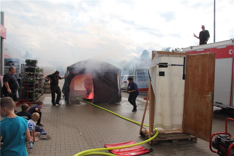 Schladener Feuerwehr verstärkt Nachwuchswerbung Brandbekämpfung in einem fiktiven Wohngebäude.