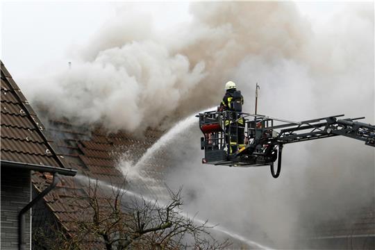 Brandeinsatz in Immenrode: Die Feuerwehr löscht die Flammen, doch für die 83-jährige Bewohnerin kommt jede Hilfe zu spät. Archivfoto: Epping