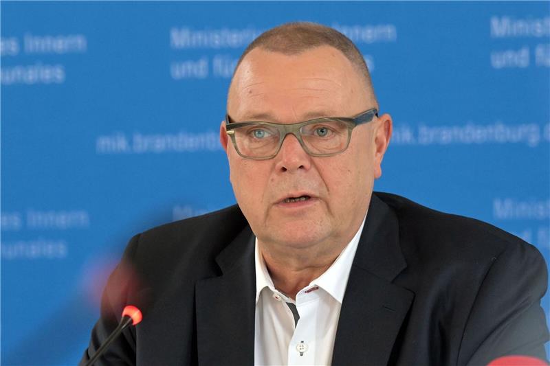 Brandenburgs Innenminister Michael Stübgen (CDU) spricht auf einer Pressekonferenz.