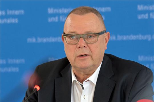 Brandenburgs Innenminister Michael Stübgen (CDU) spricht auf einer Pressekonferenz.