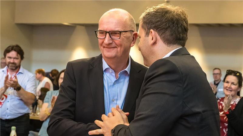 Woidke als SPD-Chef in Brandenburg bestätigt Brandenburgs Ministerpräsident Dietmar Woidke ist als SPD-Landeschef wiedergewählt.