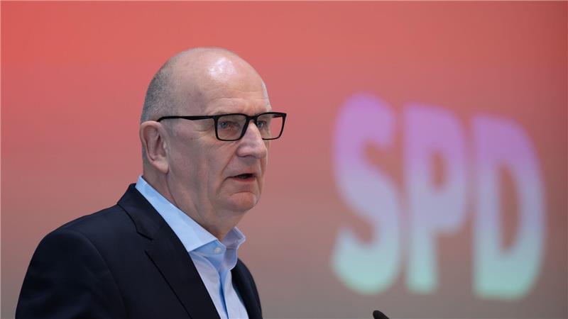 Brandenburgs Ministerpräsident Dietmar Woidke warb auf dem SPD-Parteitag um Zustimmung für den Koalitionsvertrag mit der CDU . 