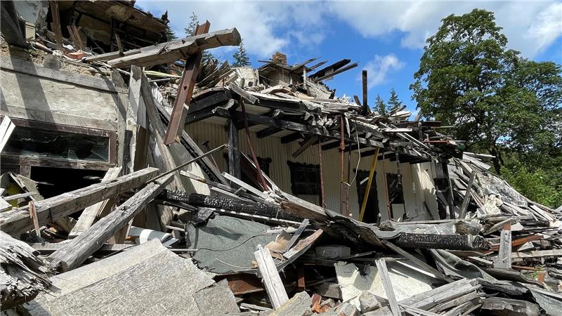 Villa Helene: Abriss der Brandruine an der B 498 Brandruine vor Romkerhall: Von der Teerpappe bis zur Fritteuse müssen die Trümmer vor der Entsorgung getrennt werden.