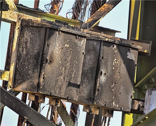 Brandspuren an einem Strommast nahe der Tesla-Autofabrik.