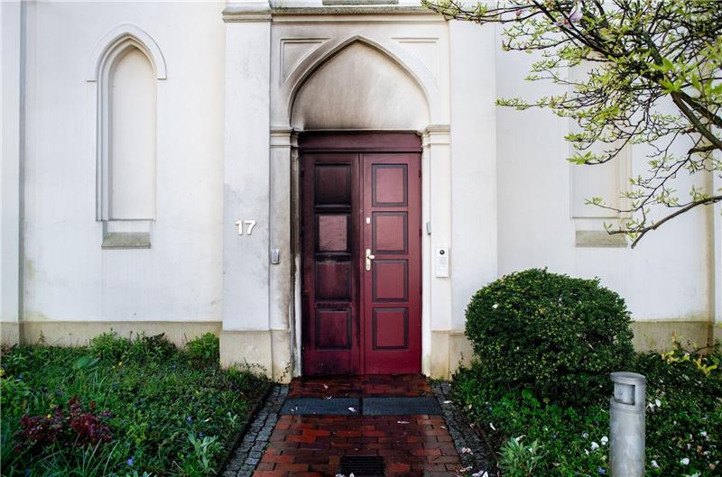 Ermittlungen nach Anschlag auf Synagoge unter Hochdruck Brandspuren sind an einer durch einen Brandsatz beschädigten Eingangstür der Synagoge zu sehen.