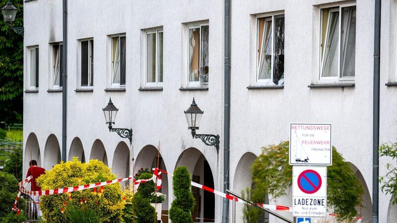 Tödliches Feuer im Altersheim: Fahrlässige Brandstiftung Brandspuren und Absperrband an dem Gebäude eines Seniorenheimes.