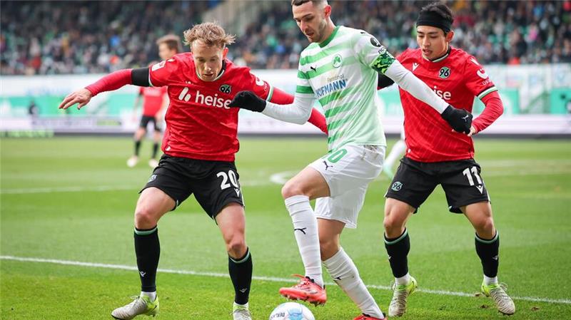 Hannover 96 rutscht aus: Fürth jubelt dank Futkeu Branimir Hrgota ist nur schwer vom Ball zu trennen.