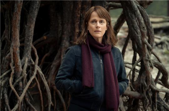 Brasch (Claudia Michelsen) sieht, wie die Mädchen weggehen in einer Szene aus „Polizeiruf 110: Hexen brennen“. Der Krimi aus Magdeburg wird am 30.10.2022 um 20:15 im Ersten ausgestrahlt. Foto: picture alliance/dpa/MDR/filmpool fiction | Conny Klein