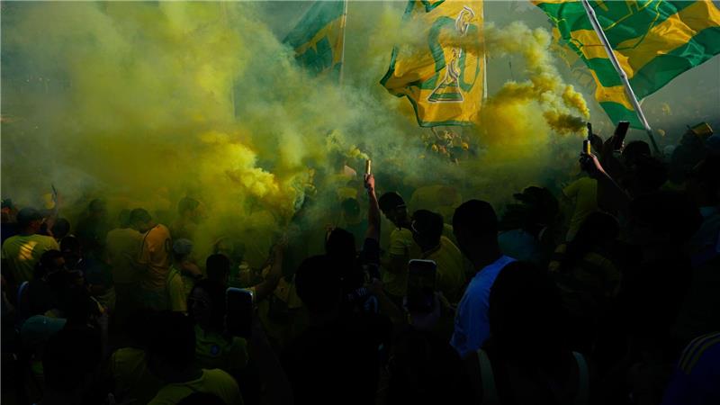 Brasilianische Fans jubeln und zünden Rauchbomben, als sie sich vor dem WM-Gruppenspiel ihrer Mannschaft gegen Haiti an den „Rocky Steps“ in Philadelphia versammeln.