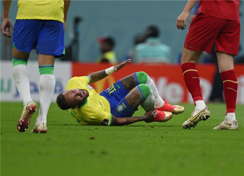 Das Drama geht weiter: Brasilien vorerst ohne Neymar Brasilien-Stürmer Neymar liegt nach einem Foul verletzt am Boden.