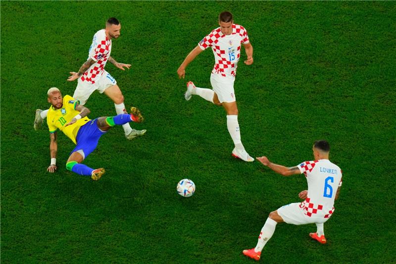 Neymar und Brasilien am Boden: Kroatien stoppt Seleção Brasiliens Neymar (l) wird von drei Kroaten beackert.