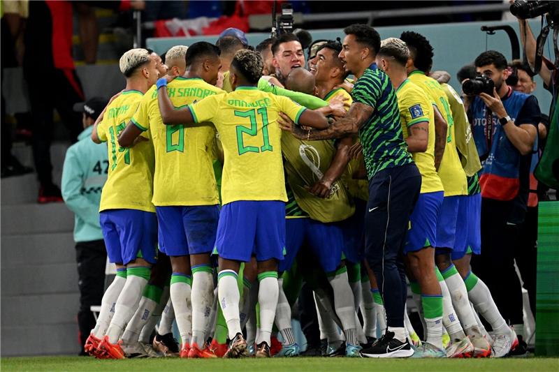 Casemiro schießt Brasilien ins WM-Achtelfinale Brasiliens Spieler feiern den den Siegtreffer durch Casemiro.