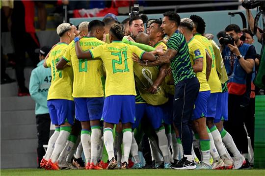 Brasiliens Spieler feiern den den Siegtreffer durch Casemiro.