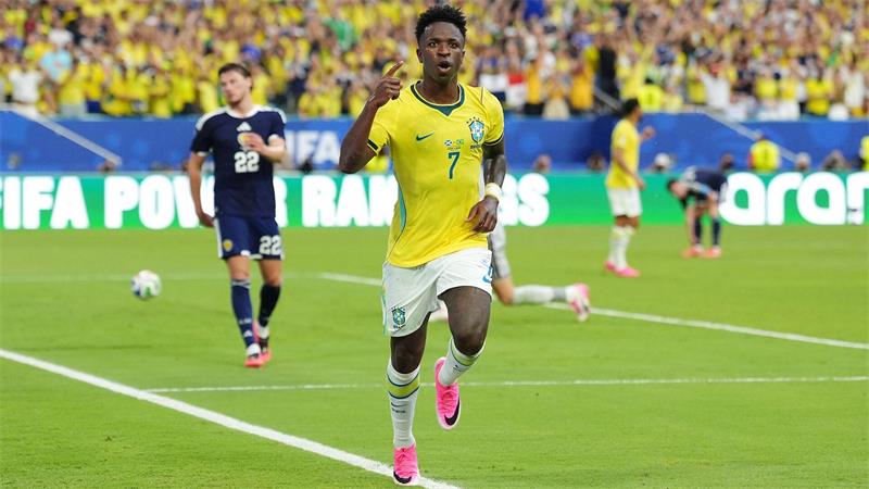 Brasiliens Stürmerstar Vinícius Júnior jubelt über sein zweites Tor gegen Schottland.
