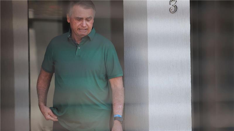 Bilder des Tages Brasiliens ehemaliger Präsident Jair Bolsonaro steht am Eingang seines Hauses, in dem er unter Hausarrest steht.
