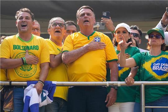 Brasiliens früherer Präsident Jair Bolsonaro (M) spricht bei einer Kundgebung in São Paulo zu seinen Anhängern.