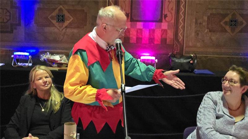 Viele Premieren beim 43. Goslarschen Pancket in der Kaiserpfalz Bratenredner Dirk Junicke richtet das Wort an Pancket-Ehrengast Klara Geywitz. Oberbürgermeisterin Urte Schwerdtner schaut sich das Ganze an.