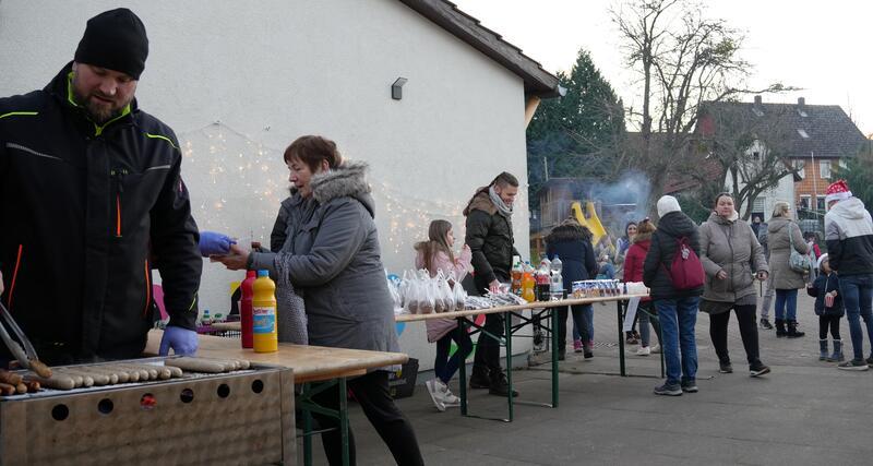 Kita und Kirchengemeinde läuten Adventszeit in Harlingerode ein Bratwurst, Schokofrüchte, Marshmallows: In der Kita Harlingerode gibt es reichlich Angebote zum Schlemmen.