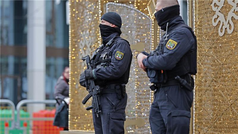 Brauchtum unter Polizeischutz: Polizisten sichern die Eröffnung vom Magdeburger Weihnachtsmarkt.