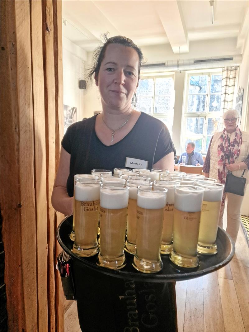 „Ein schönes, erfrischendes Sommerbier“ „Brauhaus“-Kellnerin Madlen Dautovic versorgt die GZ-Gäste mit Bier.