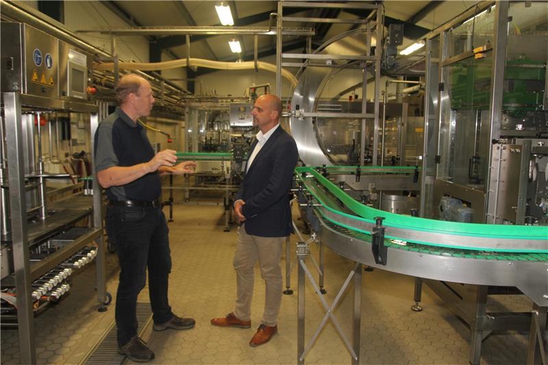 Kein Glas, teure Energie: Die Altenauer Brauerei leidet Braumeister Joachim Kilian (links) erklärt dem SPD-Landtagskandidaten Alexander Saade die Probleme, die der Altenauer Brauerei derzeit Sorgen bereiten. Foto: Eggers