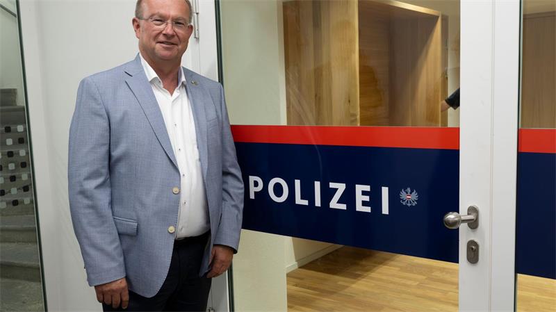 Hitlers Geburtshaus ist nun eine Polizeistation Braunaus Bürgermeister Johannes Waidbacher räumt ein, dass es eine 100-prozentige Lösung im Umgang mit dem Nazi-Erbe nicht gibt.