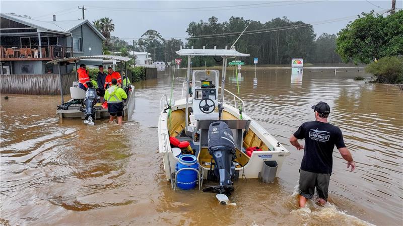 Schon fünf Tote bei massiven Überschwemmungen in Australien Braune Wassermassen, wohin das Auge reicht - Augenzeugen sprechen von einer Katastrophe.
