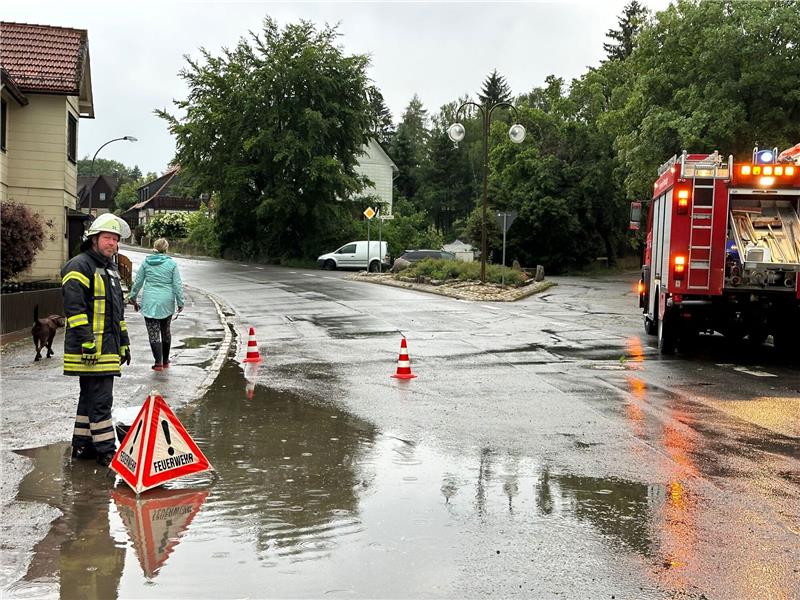 „Lambert“ hält die Region in Atem – Goslar bleibt verschont Braunlage ist glimpflich davon gekommen. Die Lauterberger Straße stand laut Stadtbrandmeister Hans Ervenich zehn Zentimeter tief unter Wsser, sodass die Feuerwehr einige verstopfte Gullys wieder freimachen musste, und dann floss das Wasser ab. Foto: Eggers