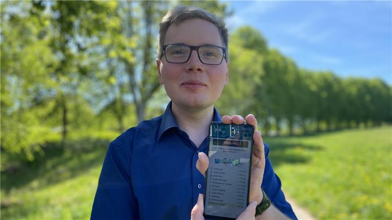 Braunlages Klimaschutzmanager Frederick Banse zeigt die Klima-Taler-App auf seinem Handy.