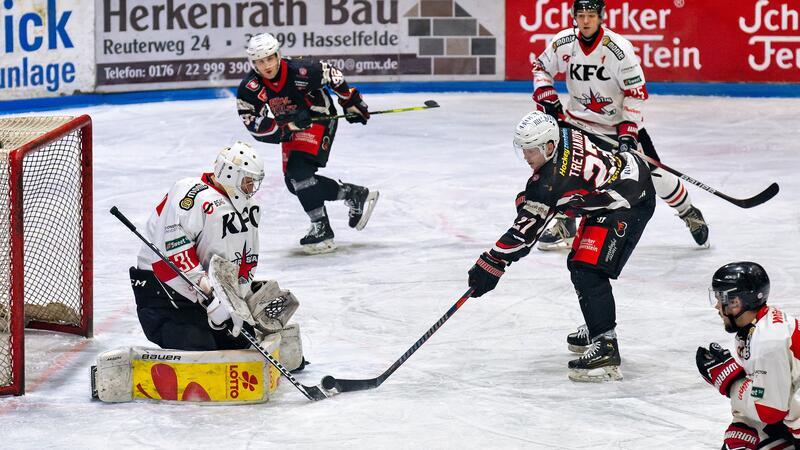 Braunlages Stürmer Artjoms Tretjakovs leitet mit dem Treffer zum 1:0 den deutlichen Erfolg im ersten Play-off-Spiel gegen die Weserstars Bremen ein. Foto: Drechsler