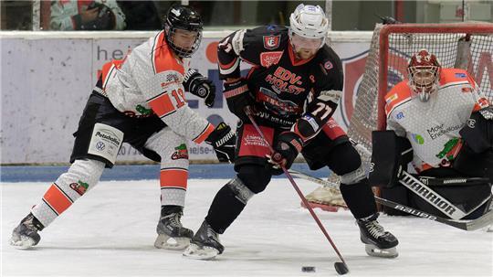 Braunlages Stürmer Dennis Arnold (M.) im Spiel gegen das zweite Team aus Hamburg, die Crocodiles.