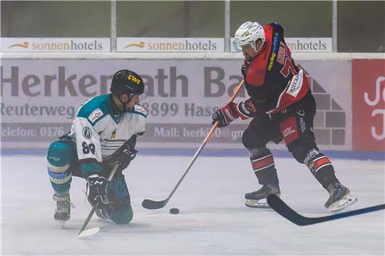 Braunlages Stürmer Dennis Arnold (r.) setzt sich im Nebel im Wurmbergstadion gegen den Harsefelder Kim Jesgarsch durch und trifft anschließend zur 3:0-Führung für die Harzer Falken ins Tor. Foto: Drechsler