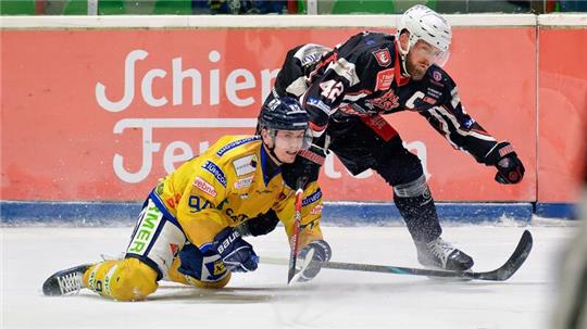 Braunlages Verteidiger Petr Chaloupka (r.) zeigt nach seiner Verletzungspause wieder vollen Einsatz, hier gegen den Adendorfer Pascal Heitmann.Foto: Drechsler