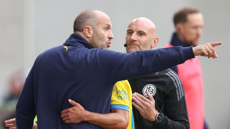 Braunschweig-Coach Schernig sieht die Rote Karte. 