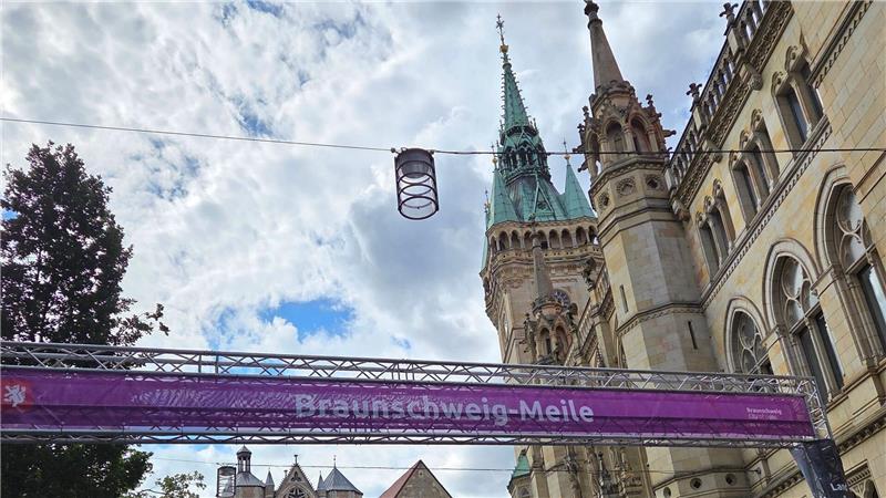 Tag der Niedersachsen - Wissenswertes zum Landesfest Braunschweig-Meile. Zentraler Bestandteil des Landesfests sind die verschiedenen Themenmeilen.
