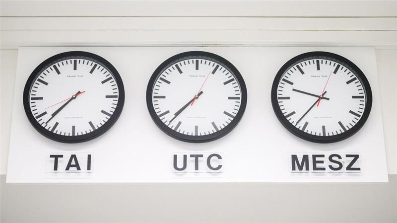 Uhren zurückgestellt - Deutschland wieder im Wintermodus Braunschweiger Experten kümmern sich um das richtige Zeitsignal. In Deutschland gilt bis Ende März wieder Winterzeit.