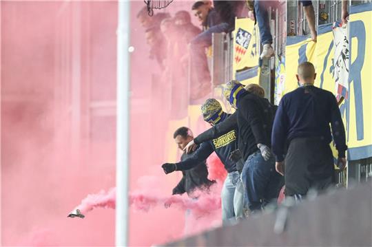 Braunschweiger Fans haben Pyrotechnik gezündet.
