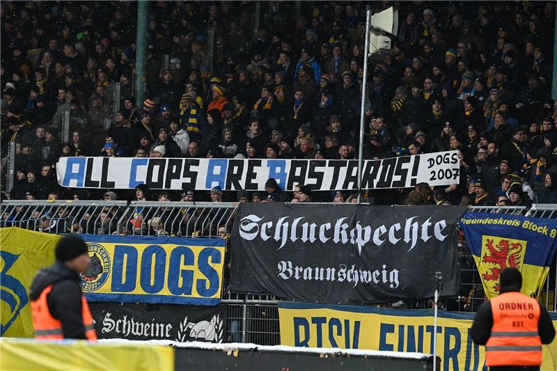 Eintracht Braunschweig distanziert sich von Fanplakat Braunschweiger Fans halten einen Banner "All cops are bastards!".