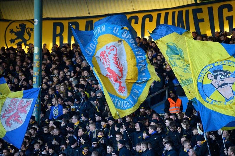 Braunschweig holt schwedischen Mittelfeldspieler Finndell Braunschweiger Fans schwenken ihre Flaggen.