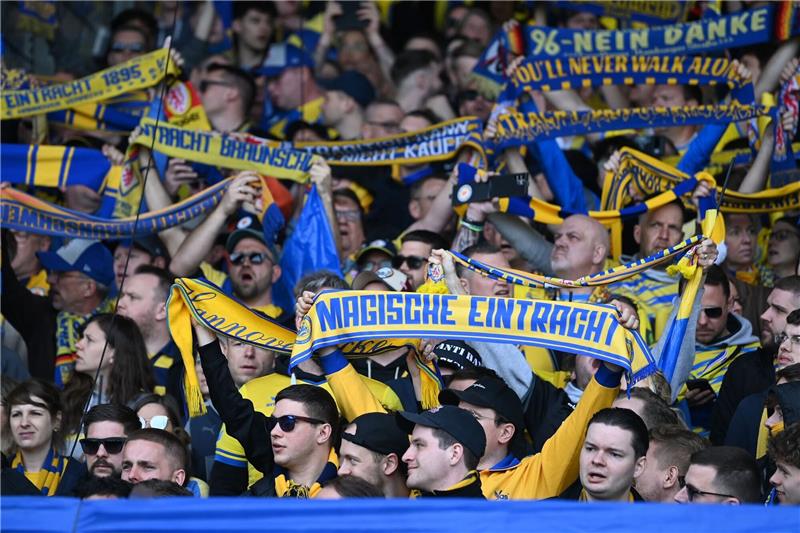 Braunschweig verpflichtet Max Marie vom FC St. Pauli II Braunschweiger Fans stehen mit ihren Schals auf der Tribüne.
