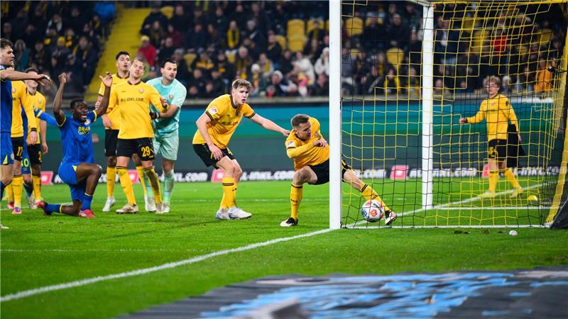 Braunschweiger Jubel: Dynamos Niklas Hauptmann kann das 2:3 nicht verhindern.