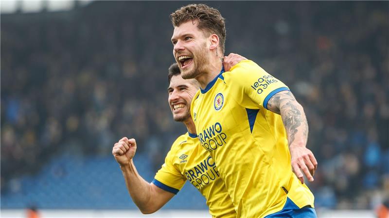 Braunschweig siegt wieder - Bleibt Kapitän Köhler doch? Braunschweiger Jubel: Torschütze Kevin Ehlers (r) und Robin Heußer nach dem Tor zum 1:0 gegen Karlsruhe.