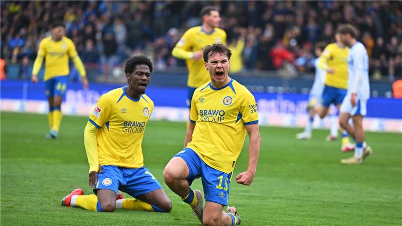 Braunschweiger Jubel über das Tor von Max Marie (r).